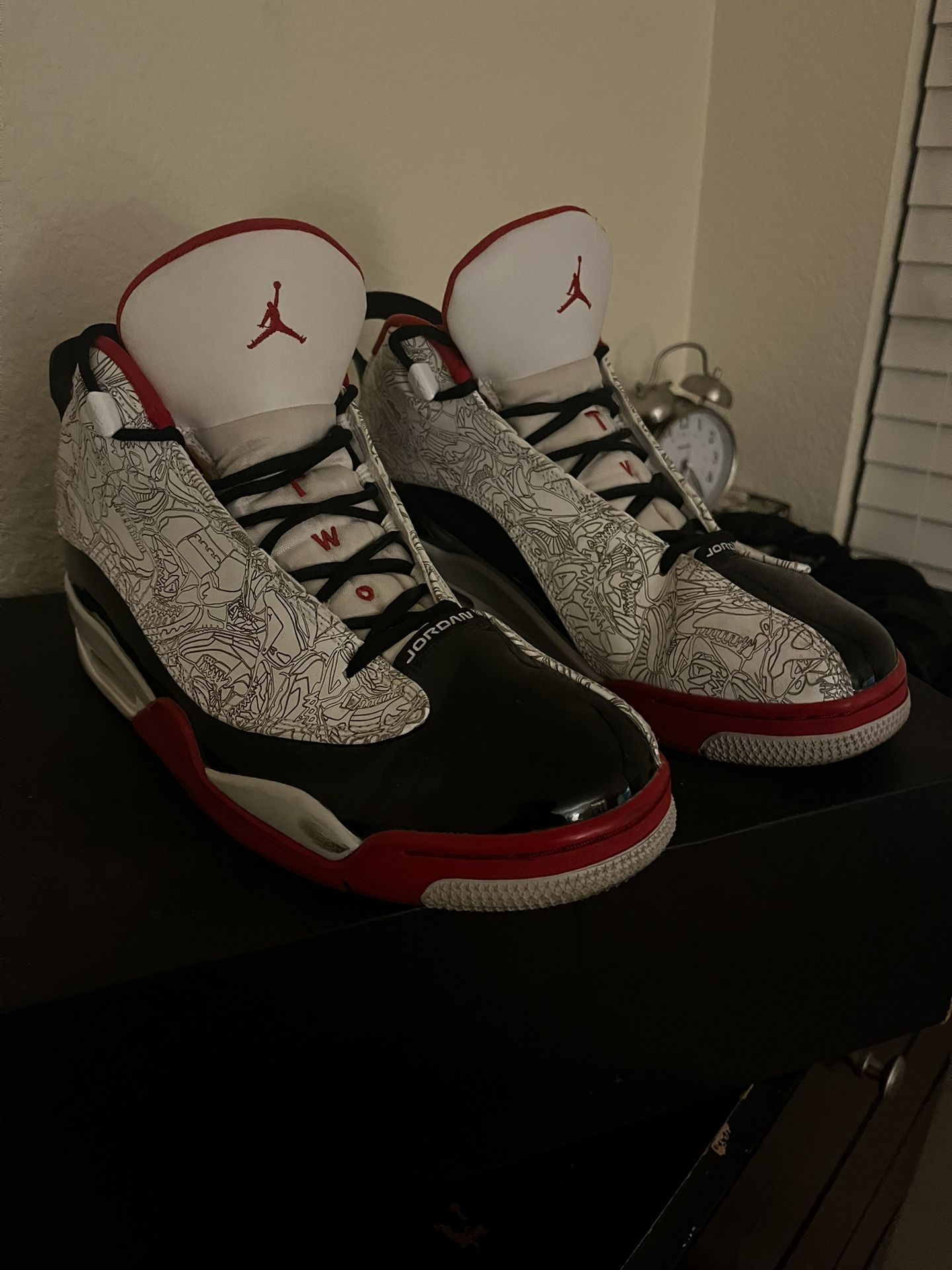Worn Black/university Red/nior Jordan 6’s- Size 10