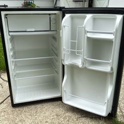 Magic Chef Mini Fridge 