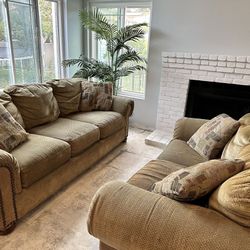 Beautiful Sofà & Loveseat with Throw Pillows