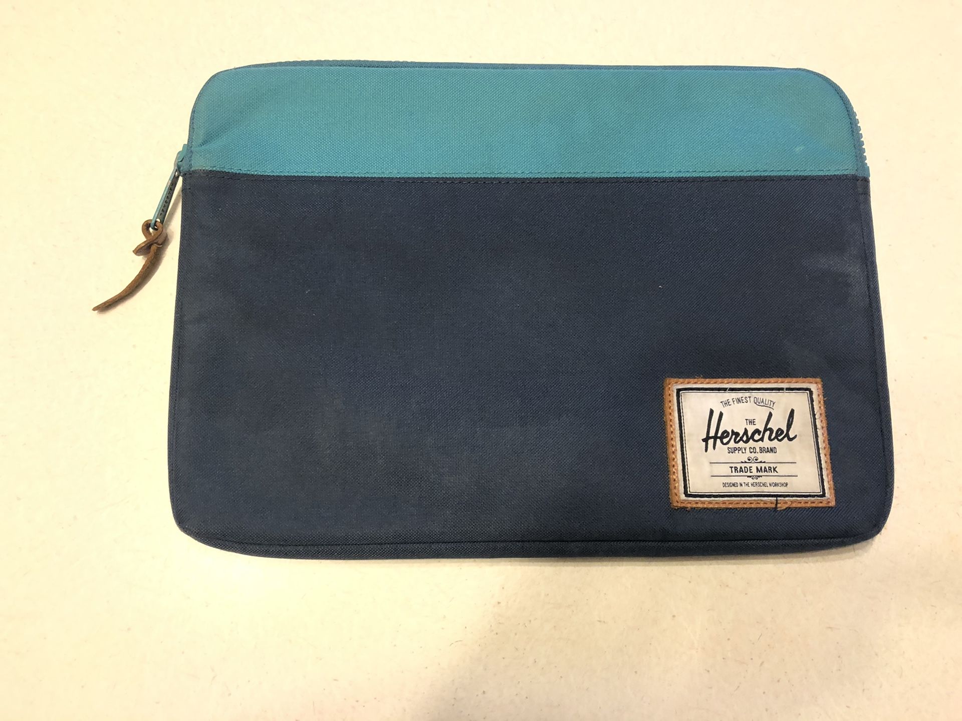 Herschel computer laptop case