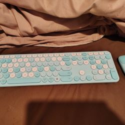 MINT CONDITION PEIOUS WIRELESS BLUETOOTH MINT GREEN KEYBOARD AND MOUSE SET FOR MAC/WINDOWS