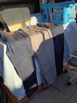 3 pantalones 501 de botones los tres por 100 dólares no están nuevos