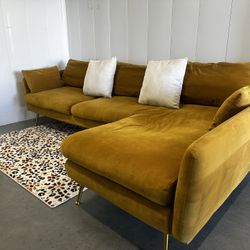 GOLD SECTIONAL COUCH W/ FREE DELIVERY 