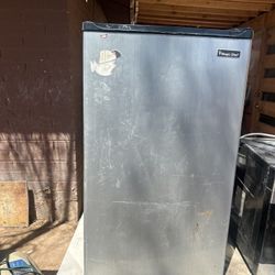 Magic Chef Mini fridge freezer 
