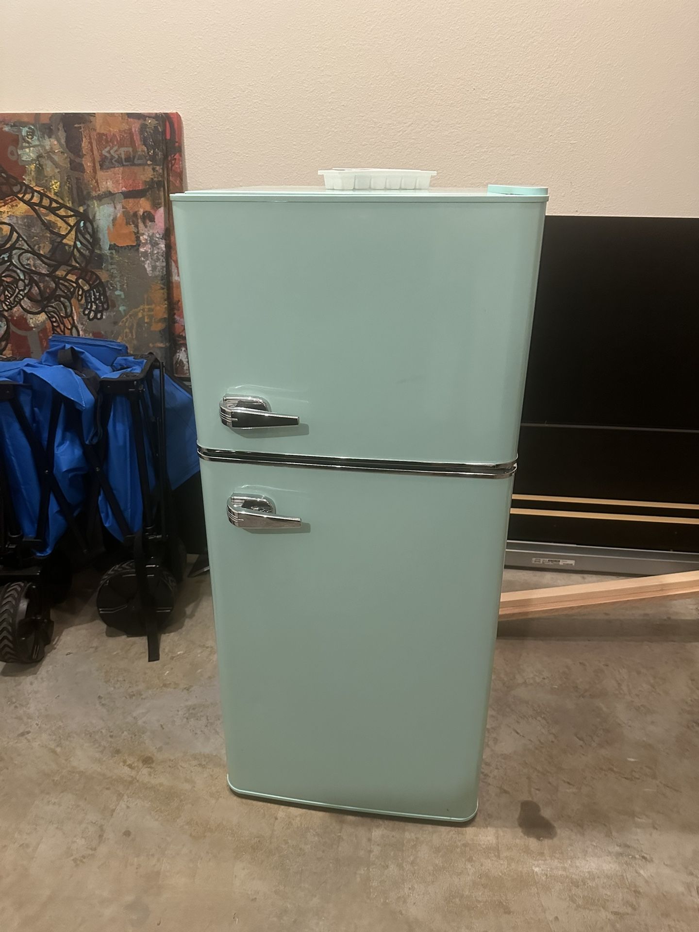 Insignia™ - 4.5 Cu. Ft. Retro Mini Fridge with Top Freezer and ENERGY STAR Certification - Mint