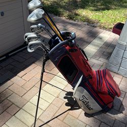 Mens Callaway golf club set.  Complete right handed set with golf bag