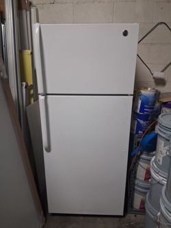 GE REFRIGERATOR / FREEZER – SUPER CLEAN