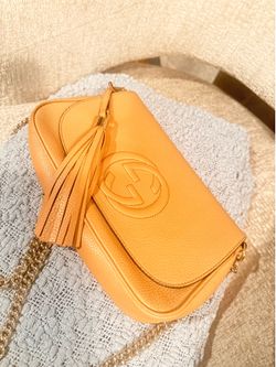 Gucci Pebbled Calfskin Medium Soho Flap Crossbody Camelia