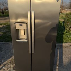Ge refrigerator Works Great 