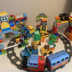Duplo Lego With Battery  Power  Train. 250 pieces.