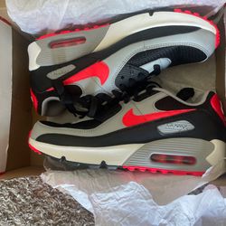 Nike Air Max 90 trainers in black and red