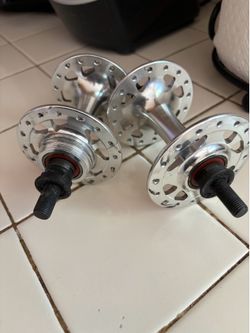 32 hole Formula track hubs.