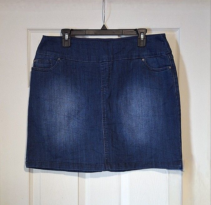 S.C. & CO. Blue Denim pull-on skort/skirt with built in stretch shorts, L