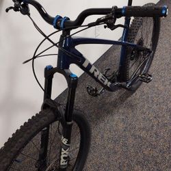 Beautiful Trek Roscoe 8 Mountain Bike