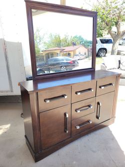 DRESSER