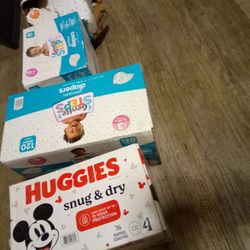4boxes Diapers / Pampers 🐥 Baby Size3/4