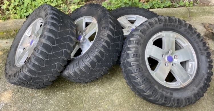 4 Used Mickey Thompson mudders and 1 NEW spare on Jeep JK Stock Wheels  (size  255/80/17)