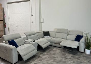 LIKE NEW! Gray Power Reclining Sectional Couch (FREE DELIVERY 🚚)