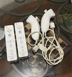 OEM Nintendo Wii Controller Bundle: 2x Remotes + 2x Nunchuks (Original White)