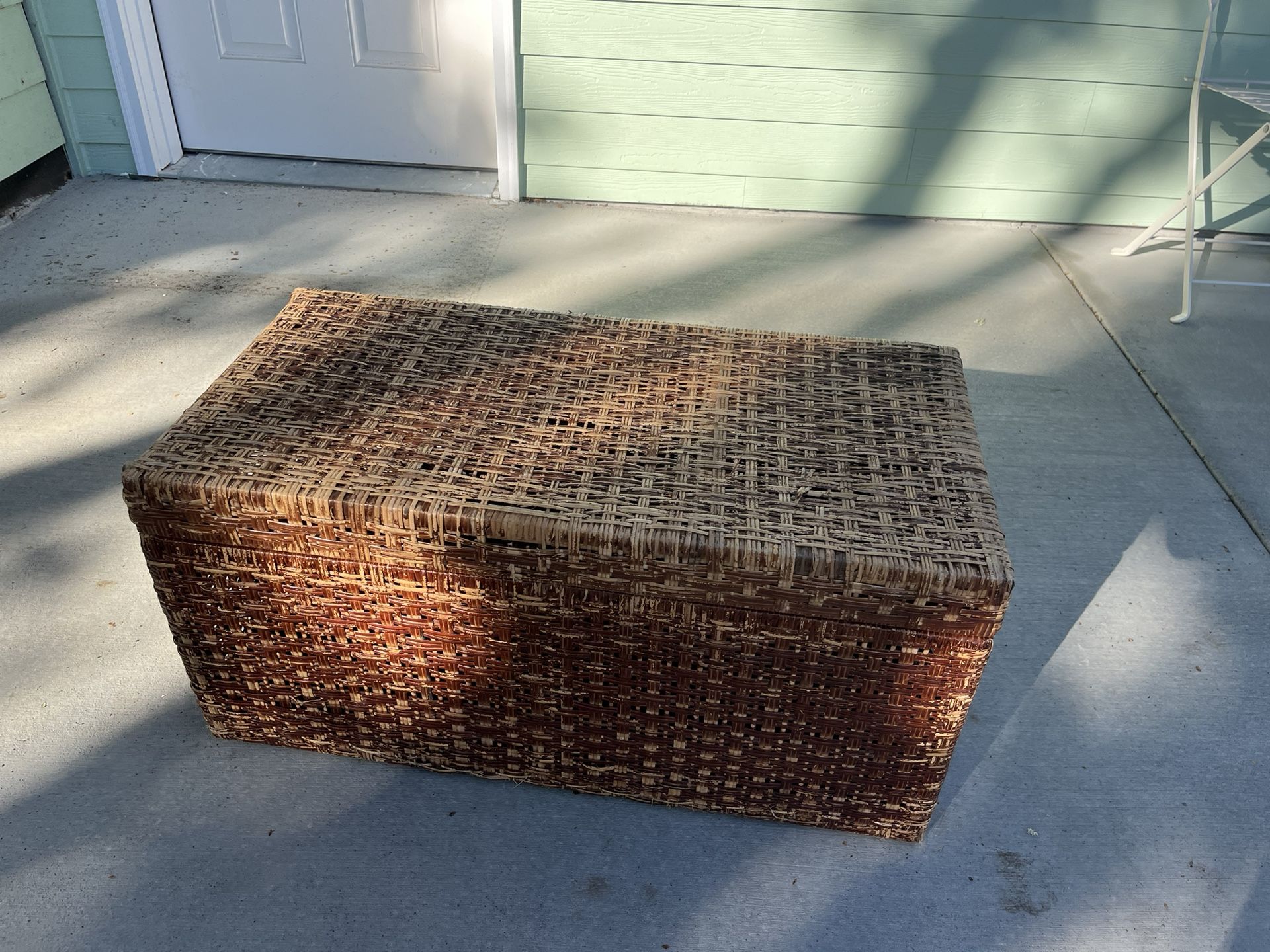 Wicker basket for household items