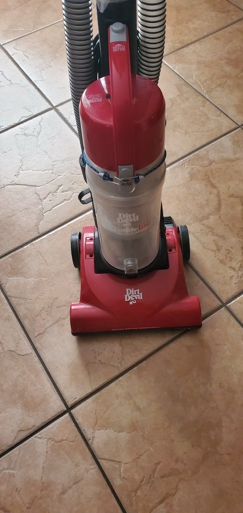  Bagless Vacuum Cleaner - Dirt Devil 