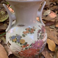 Ceramic flower vase 10.4’’ height, with a beautiful golden ornament. Production - Japan Florero de cerámica de 26 cm de altura, con un bonito adorno d