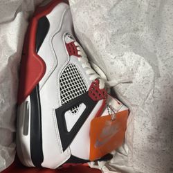 Jordan Retro 4  Fire Red 