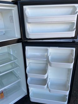 🤩Black Frigidaire Refrigerator With Ice Maker Very low hours