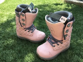 "32" snowboard boots (Women's size 7)
