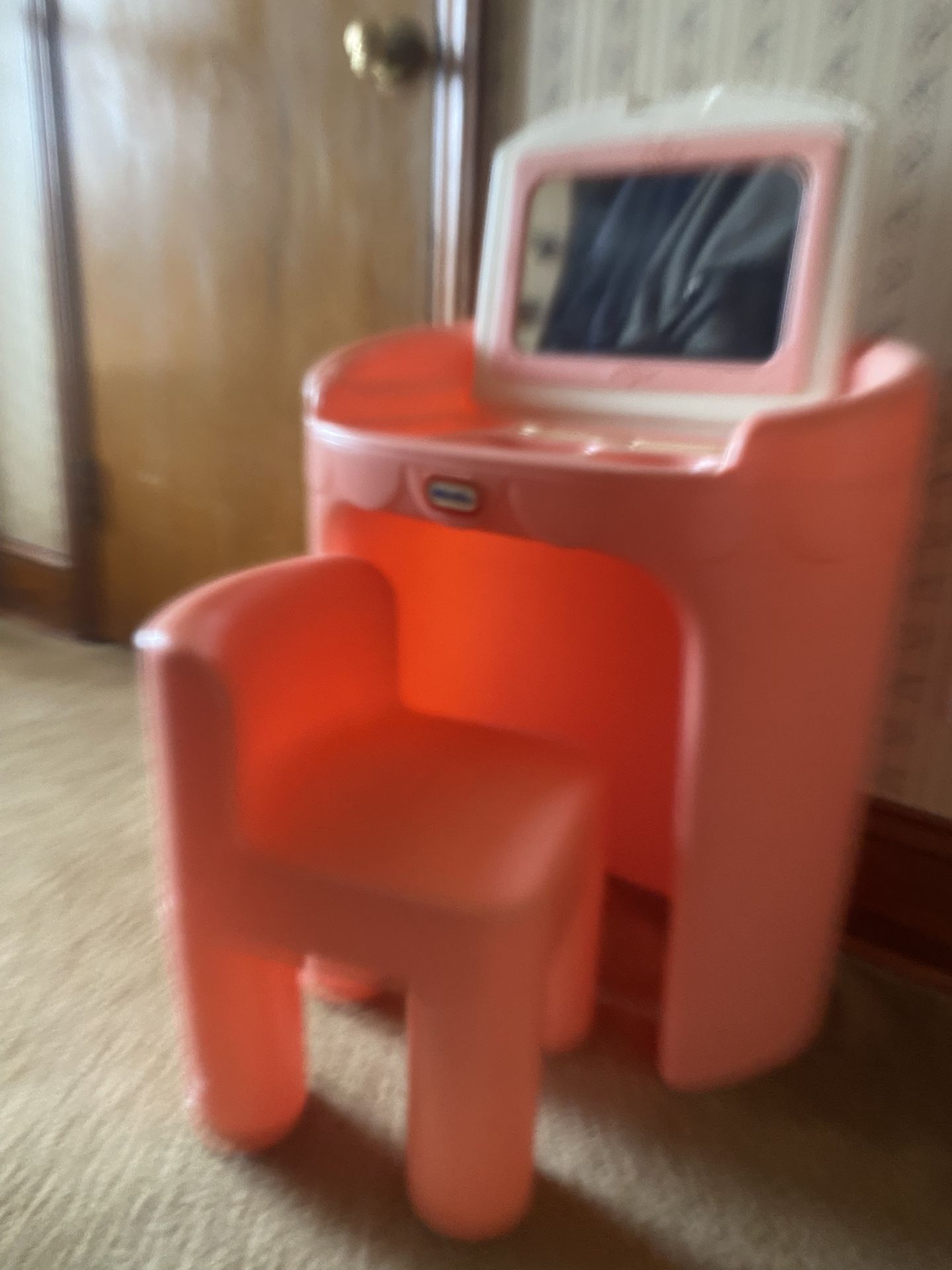 Girl’s Little Tikes Dressing Table 