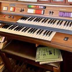 VINTAGE KIMBALL ORGAN SWIGER DELUXE 300
