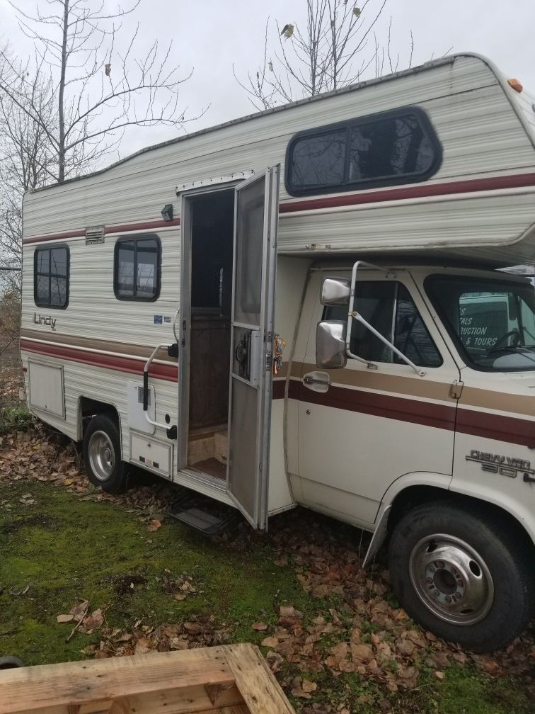 1984 Chevy C30 / Lindy 18' Class C Motorhome
