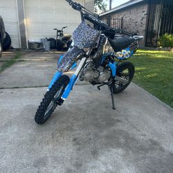 Dirt Bike 140cc Had It For Like A Month Bought It Brand New Just Put A Wrap And Stikers