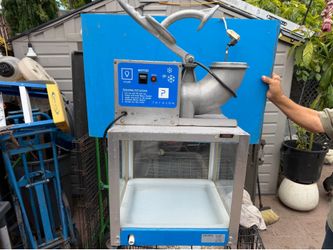 Snow cone machine