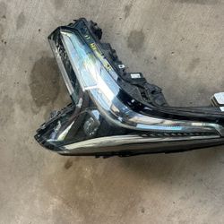 19-22 Cadillac Xt4 Left Headlight 