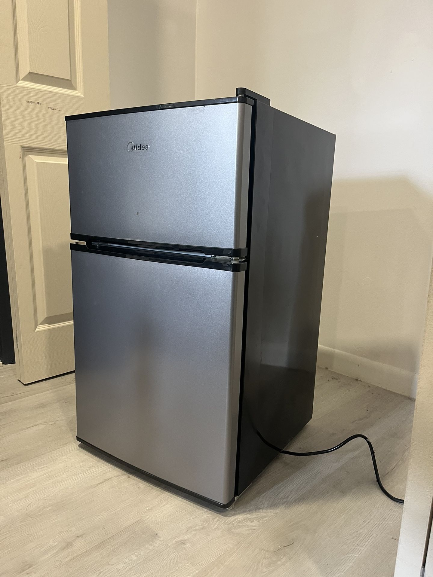 Midea Mini-Fridge