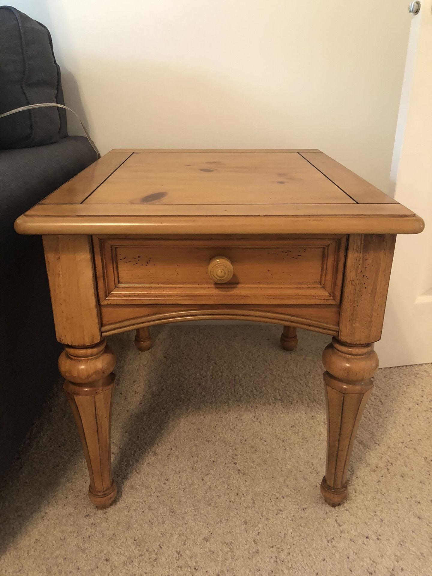 Beautiful Broyhill Brown End Table!