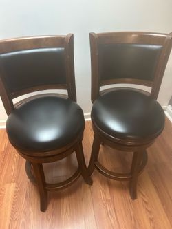 2 bar stools