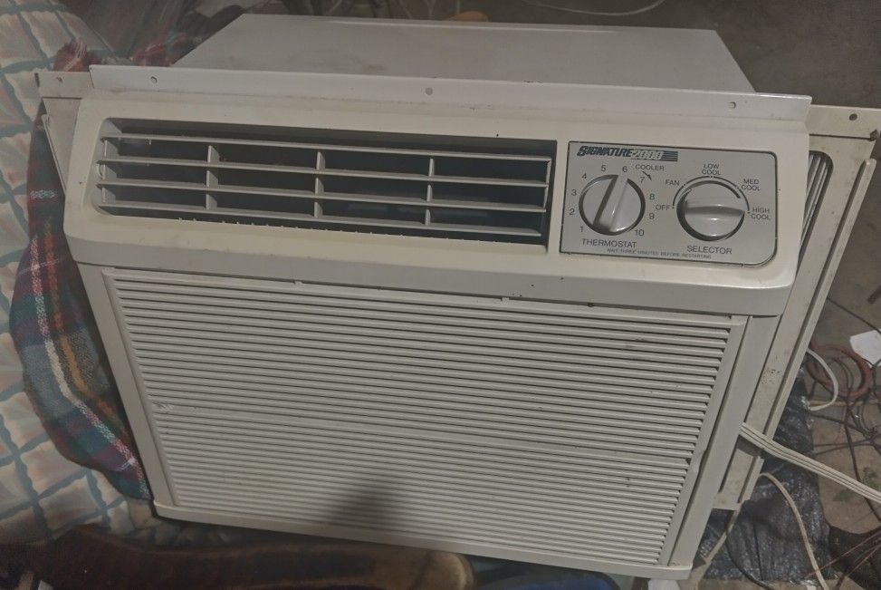 LENNOX signature 8,000 BTU Air Conditioner Window Unit WORKS GREAT)