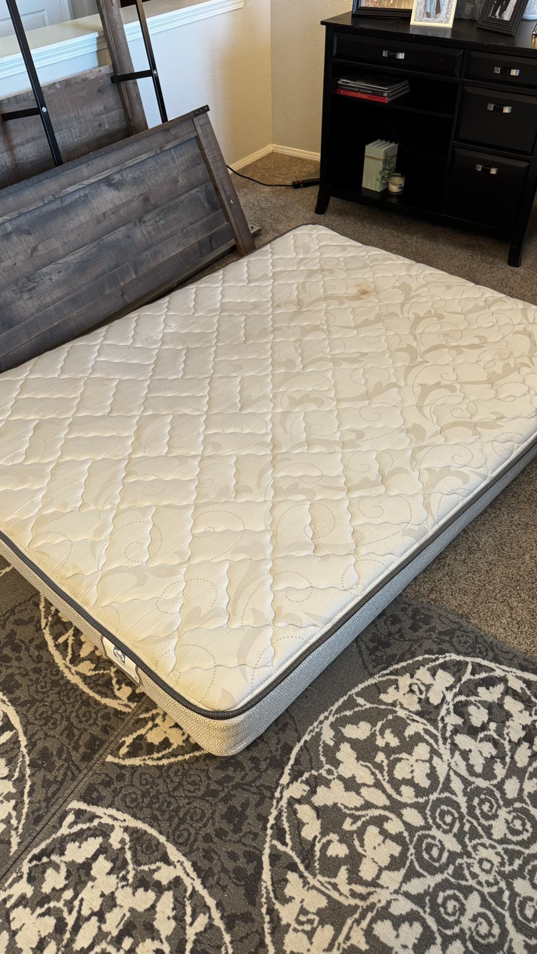 💤  Bed Frame (Headboard/Footboard) Mattress Free. 