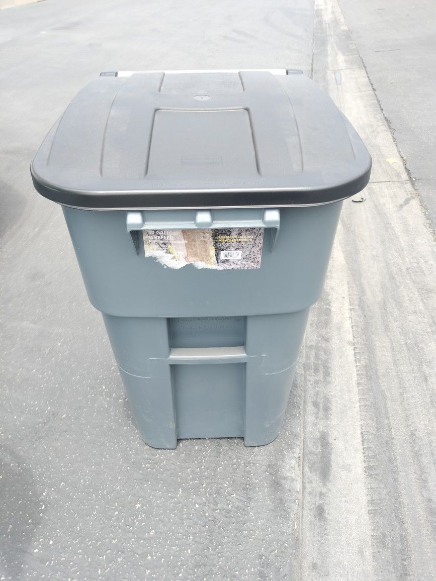 50 Gallon Brute Rolling Trash Can 