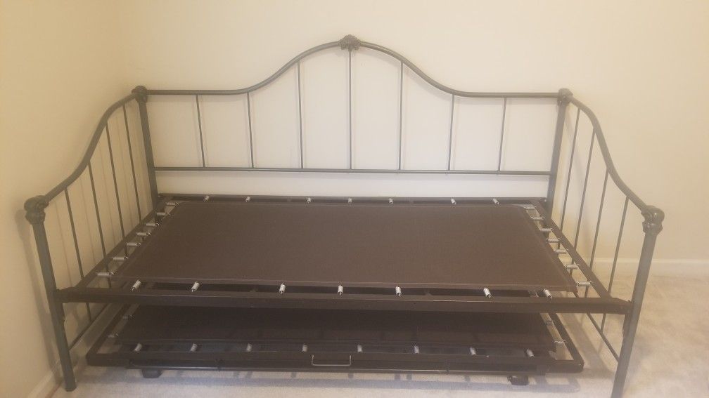 Wrought-iron Daybed with Adjustable Trundle
