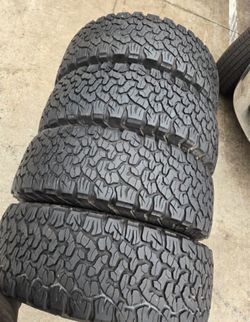 265 70 17 BFGOODRICH Ko2 con 80% de vida las 4 They all have 80% of their life remaining.