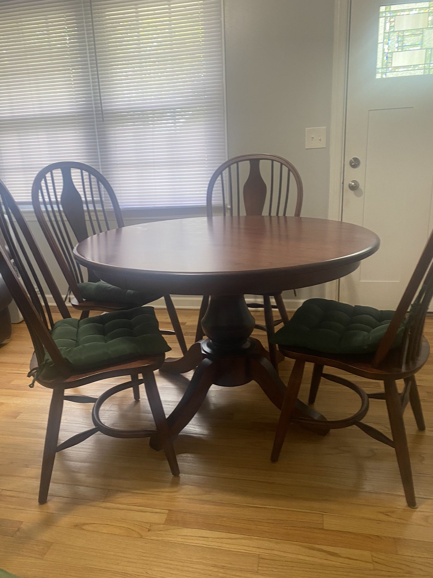 Round Table With Four Chairs