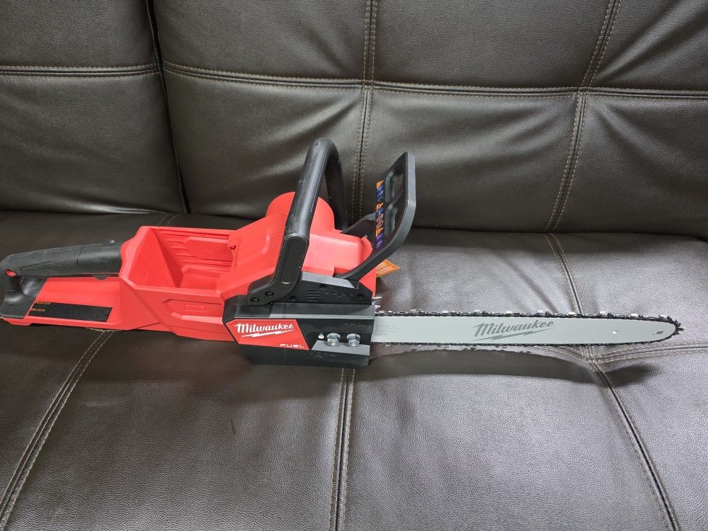 Milwaukee M18 FUEL 16 in. 18V Lithium-Ion Brushless Battery Chainsaw (Tool-Only)