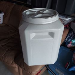 Pet food storage container