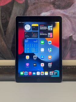 Apple iPad Air 2nd Gen Black A1566 32GB Tablet 9.7” iOS 15.8.5 - $69