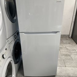 Frigidaire 18.3 Cu.ft Top Load Freezer Refrigerator In White 