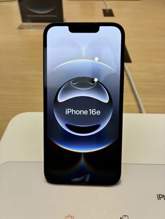 iphone 16 e boost mobile sim only everything runs perfect imei can be checked apon buying perfect phone