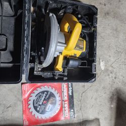 DeWalt DW369 7 1/4" 15 A Circular With Case